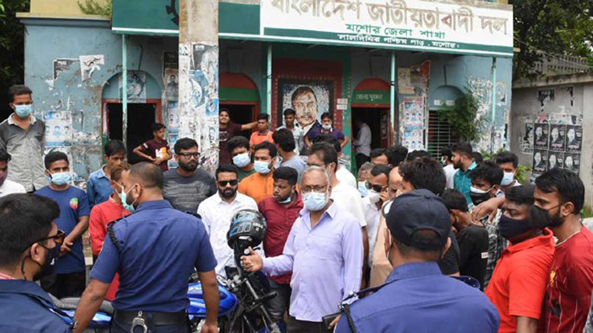 বিএনপির যশোর অফিসে হামলা ভাংচুর, ছুরিকাহত ১