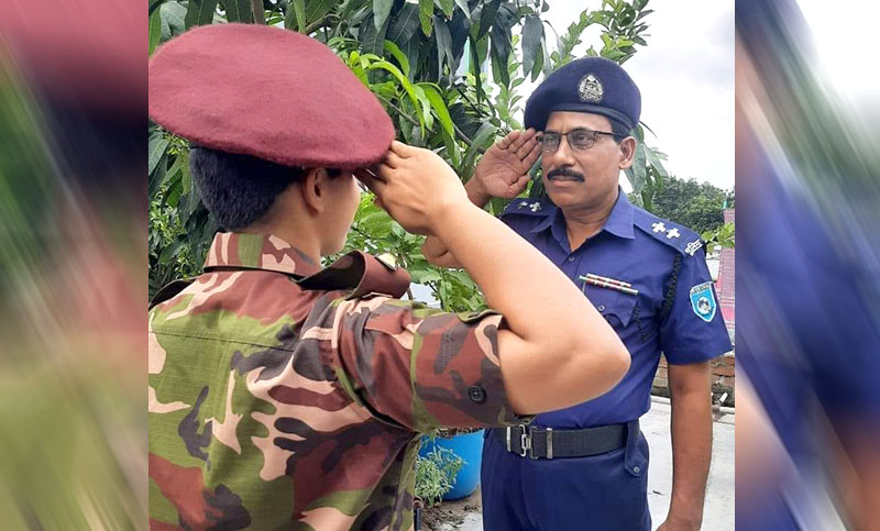মেয়ে সেনা অফিসার তার বাবা পুলিশ কর্মকর্তা
