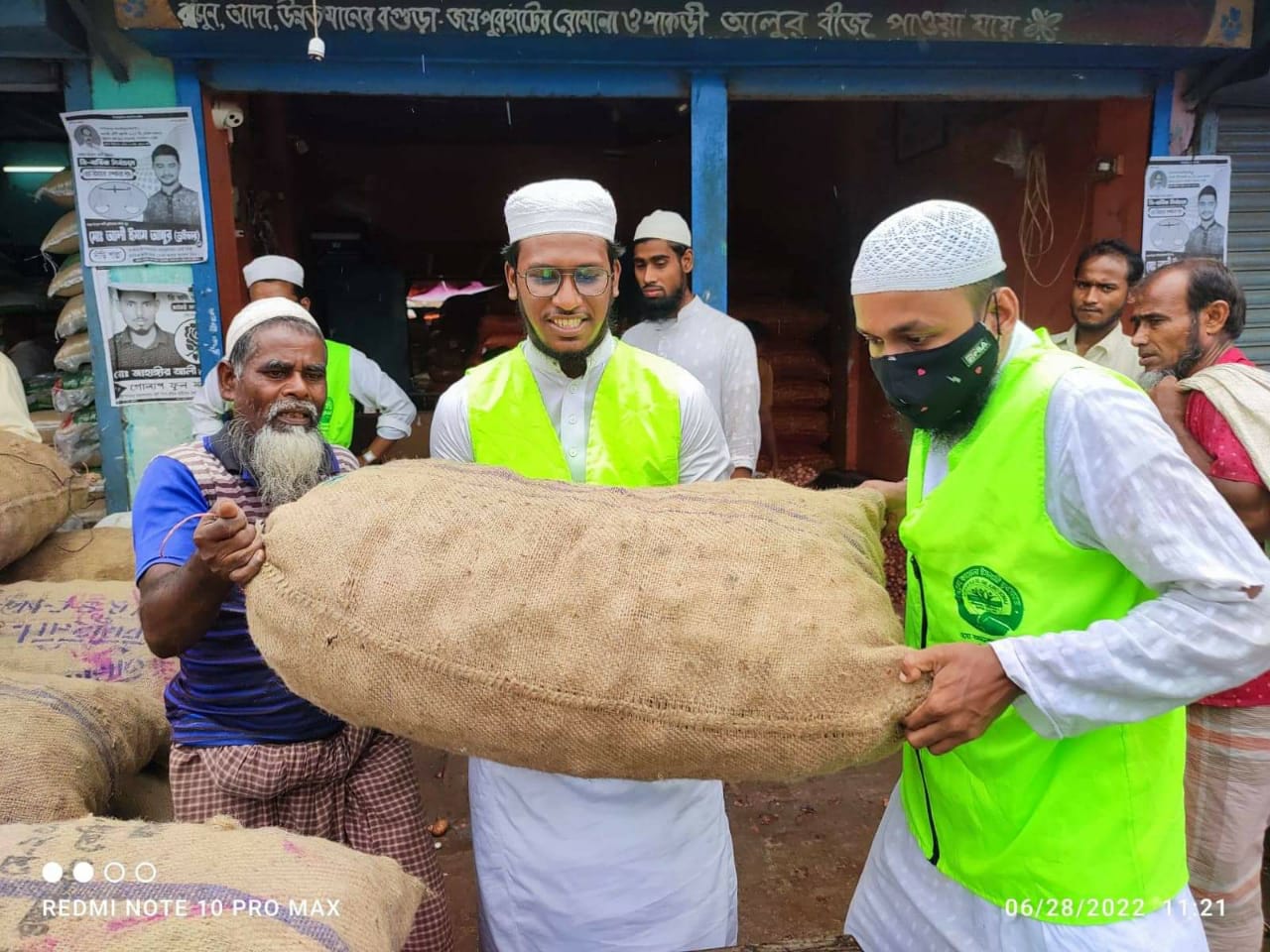 বানভাসি মানুষের পাশে আলোর কাফেলা ইসলামী যুব সমাজ