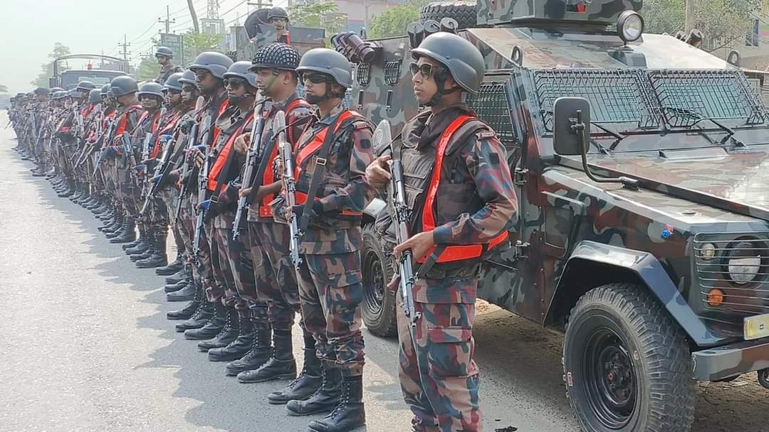 বিএসএফের কাঁটাতারের বেড়া নির্মাণ