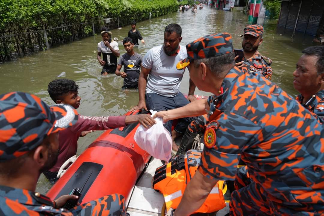 উদ্ধারকাজে ফায়ার সার্ভিস মহাপরিচালকের অংশগ্রহণ